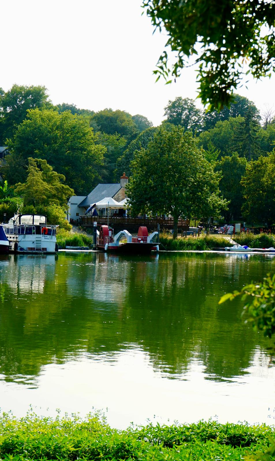 Guinguette De Pruillé en journée de l'autre coté de la rive